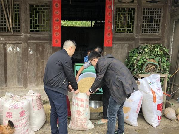 農發(fā)行綏陽縣支行開展“金秋溫暖行”主題黨日活動