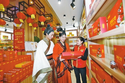 鄭州姑娘扮羋月征婚 攜準女婿“子歇”選購上門禮