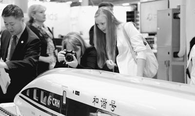 ȥ10жp˸F䛡DڵĪ˹ƇH(chung)°l(f)չՓg_˹^^зչĸFģ