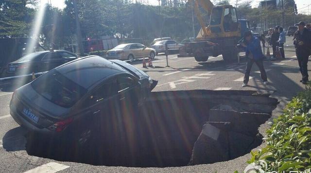 廣州南北大動(dòng)脈科韻路發(fā)生地陷 坑深約3米(圖)