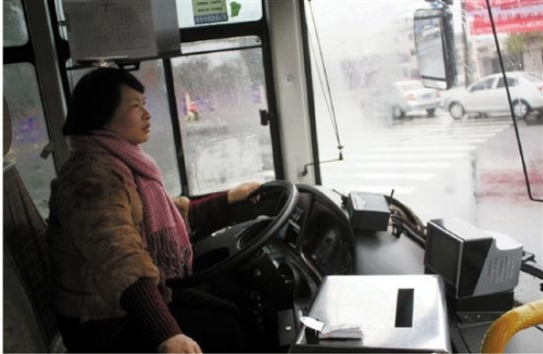 女子砸碎公交車玻璃女司機(jī)狂追一千米將其拿下(圖)