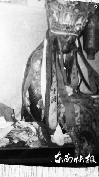 村民此前翻拍的“章六全祖師像”